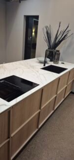 Baufront Küche nach Maß Salzburg Nebelgrau Beleuchtung