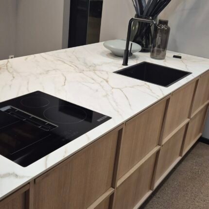 Baufront Küche nach Maß Salzburg Nebelgrau Beleuchtung