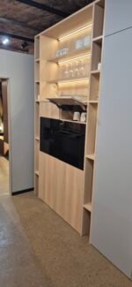 Detailansicht Baufront Küche Salzburg Arbeitsplatte Holzoptik