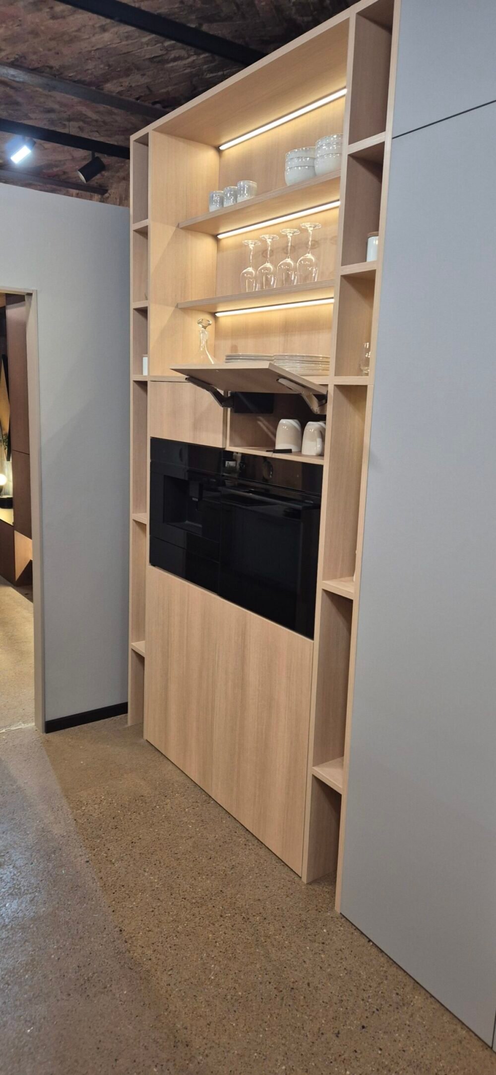 Detailansicht Baufront Küche Salzburg Arbeitsplatte Holzoptik