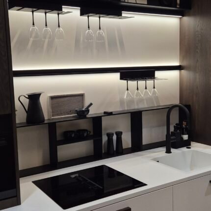 Baufront Küche nach Maß Salzburg Weiß Beleuchtung