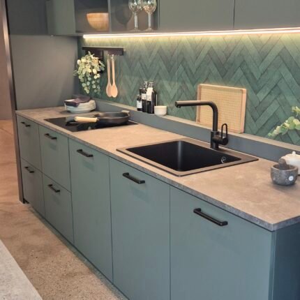 Burger Küche nach Maß Jette Black Green Beleuchtung