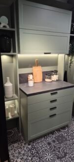 Burger Küche nach Maß Mara Nebelgrau Beleuchtung