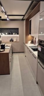 Detailansicht Burger Küche Susann Arbeitsplatte und Fronten